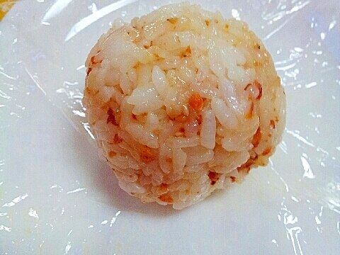 ラップで簡単✿鶏そぼろと鮭フレークのおにぎり❤